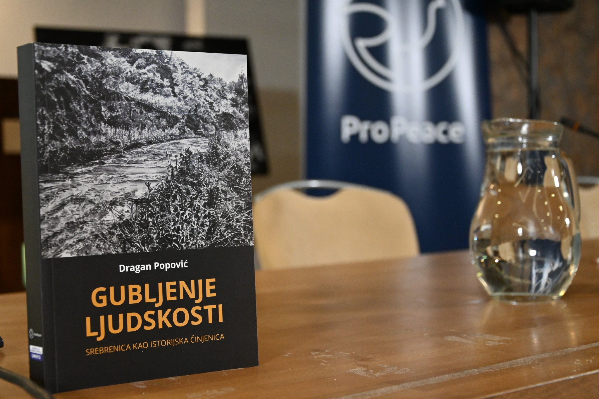 Slika za Poziv na promociju knjige „Gubljenje ljudskosti – Srebrenica kao istorijska  činjenica“