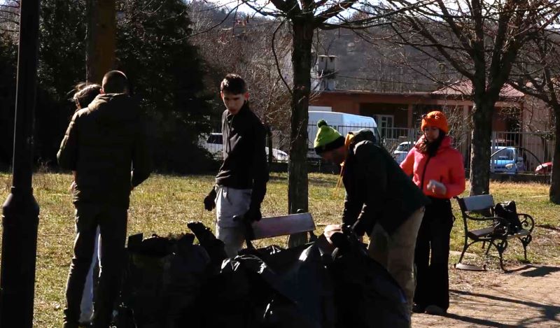 Slika za Održana akcija čišćenja dvorišta Gimnazije Stojan Cerović